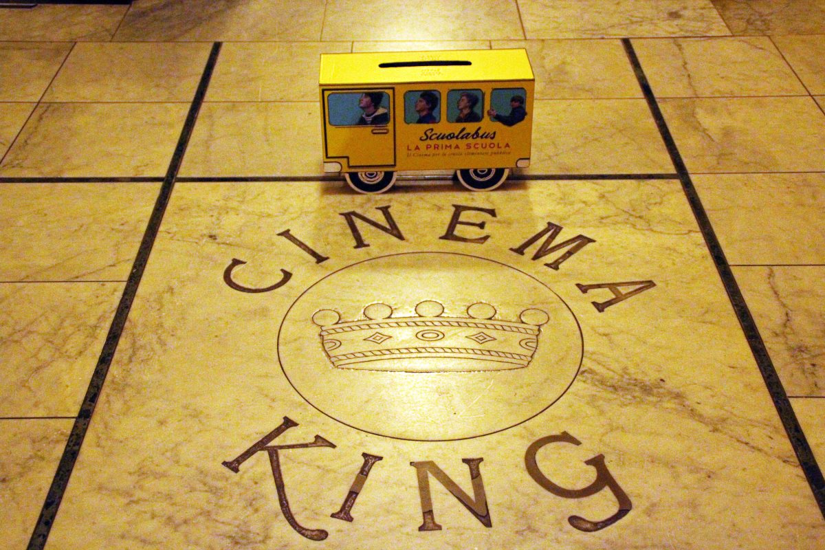 Lo scuolabus al cinema King di Catania